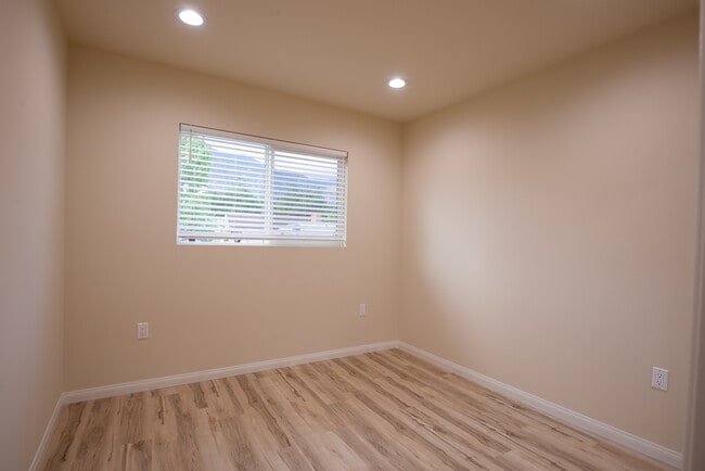 Building Photo - 1637 N Allen Ave