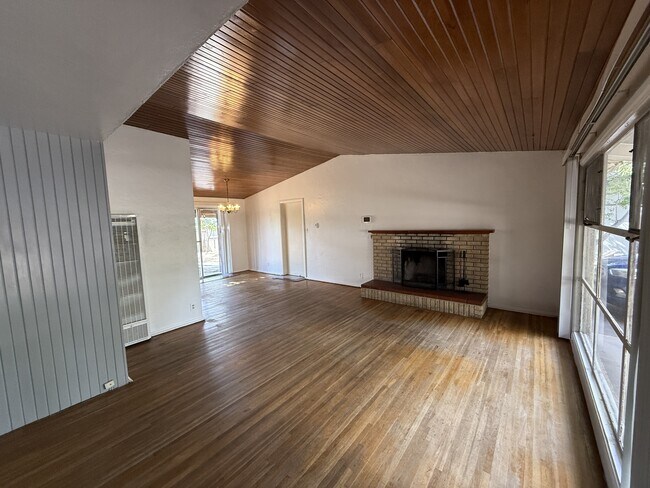 Building Photo - 3213 San Pedro Dr NE