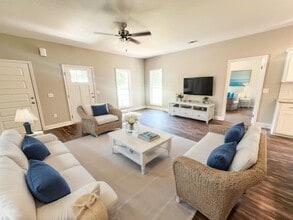 Building Photo - 214 Silverthorn Dr