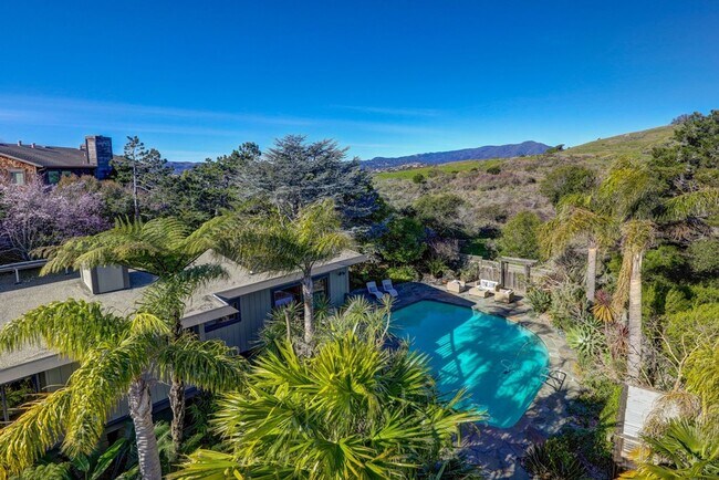 Building Photo - FIVE BEDROOM THREE-AND-A-HALF BATH HOME WI...