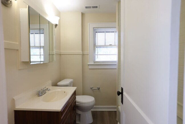 Building Photo - 552 S Terrace Ave