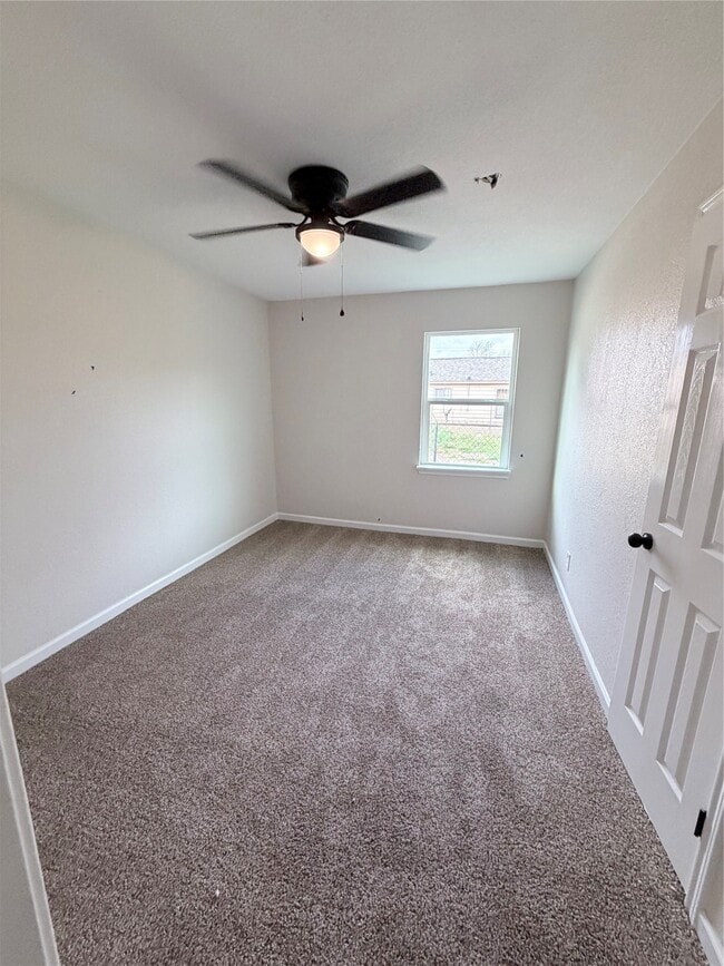 Building Photo - 2915 Creston Dr