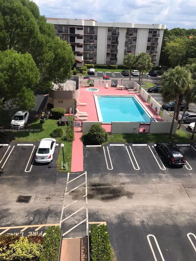 Building Photo - 2701 Riverside Dr