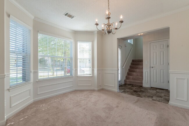 Building Photo - Spacious 4 bedroom 2.5 bath