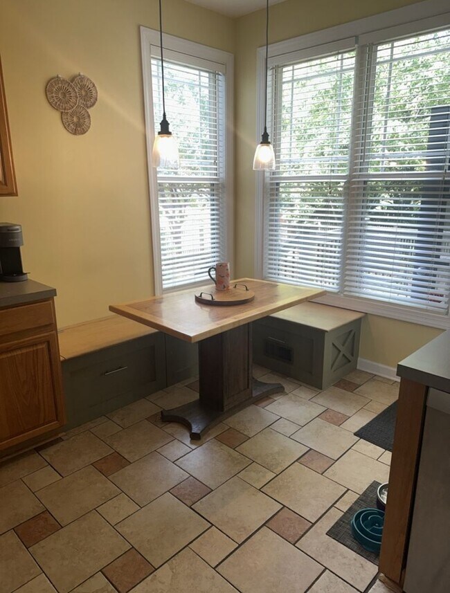 Building Photo - Charming Single Family Home. 4 bedroom 2.5...