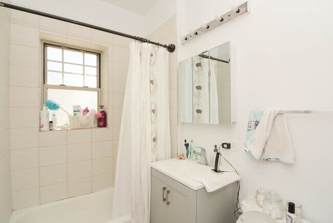 Building Photo - 4400 N Racine Ave