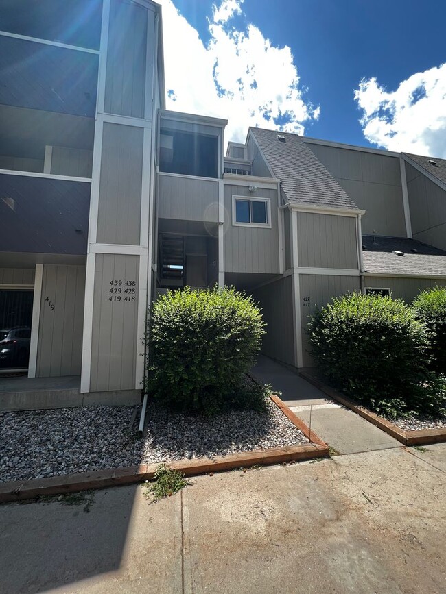 Building Photo - Tastefully updated 1 bedroom, 1 bathroom c...