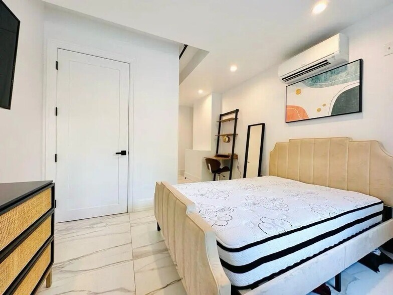Building Photo - Furnished room/NOT APARTMENT