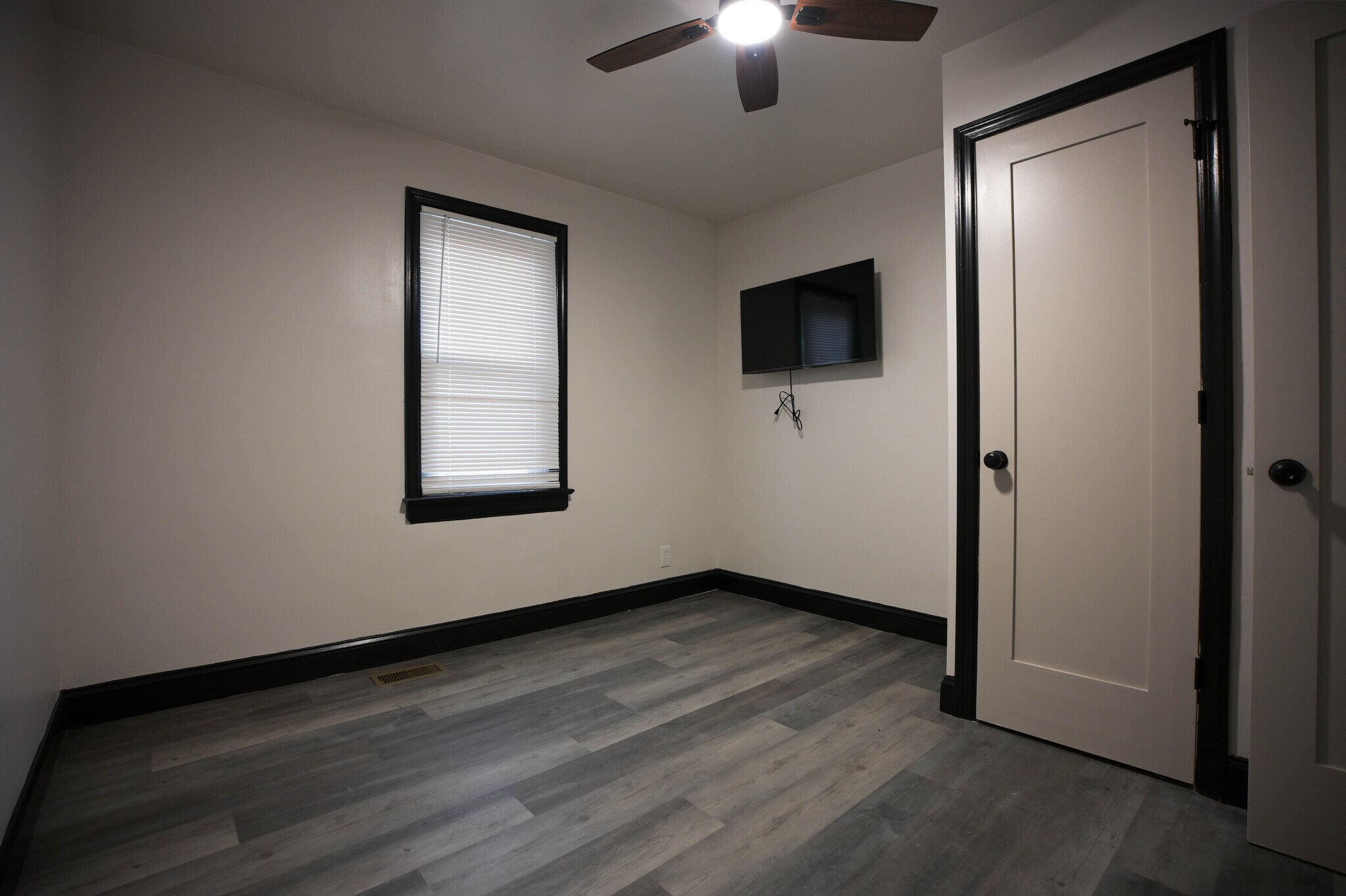 Building Photo - 111 E Garwood Ave