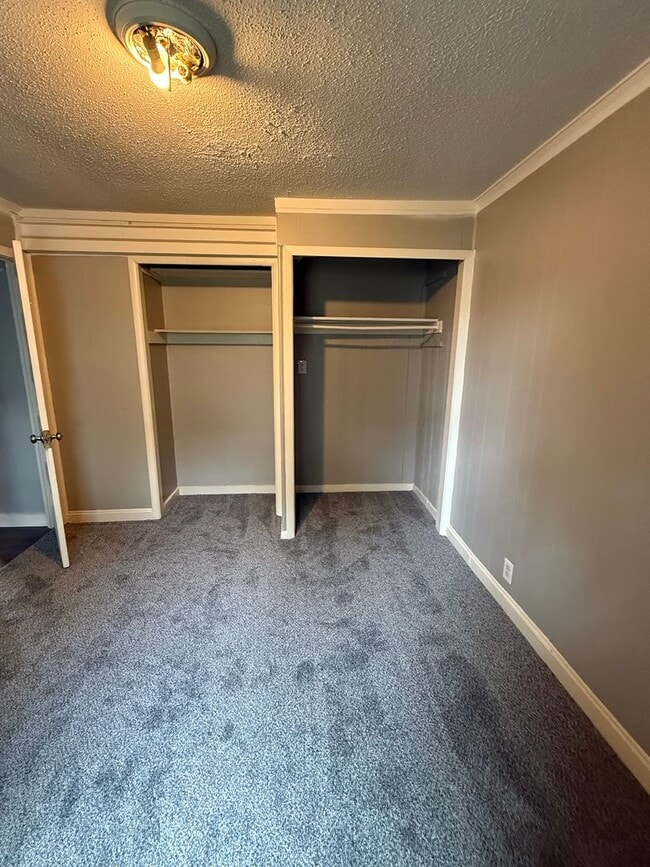 Building Photo - Spacious 3 Bedroom Duplex Near McConnell A...