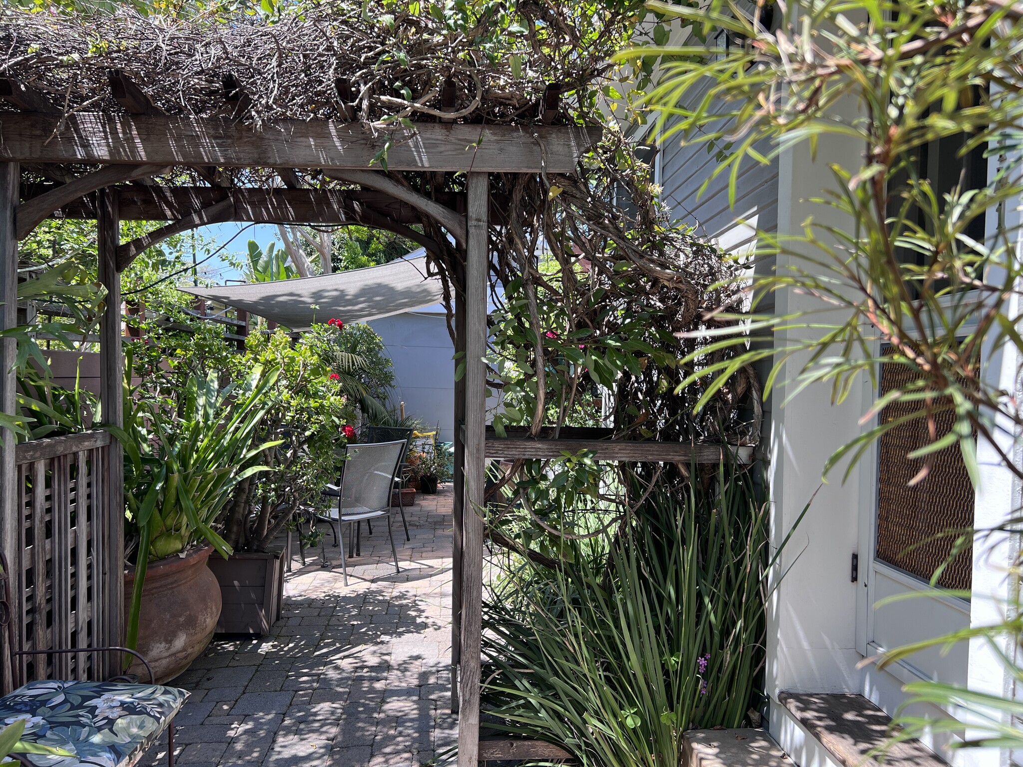 Garden patio/table - 1141 N Vista St