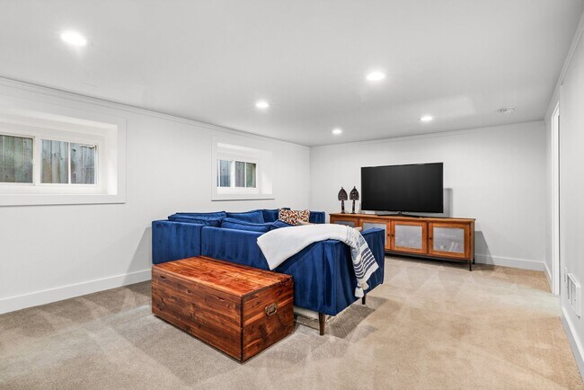 Building Photo - 5bd/2.75ba Seattle Home