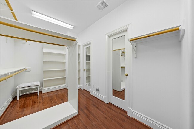 Building Photo - 5934 Stratford Gardens Dr