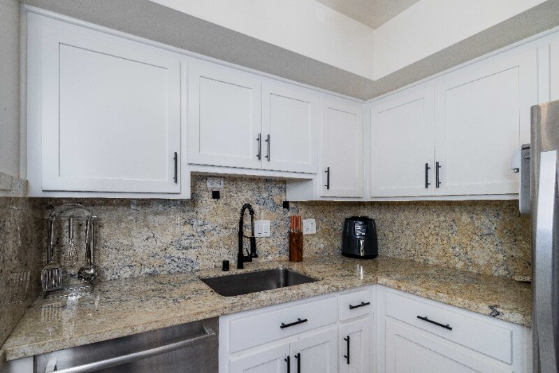 Building Photo - 1998 Broadway