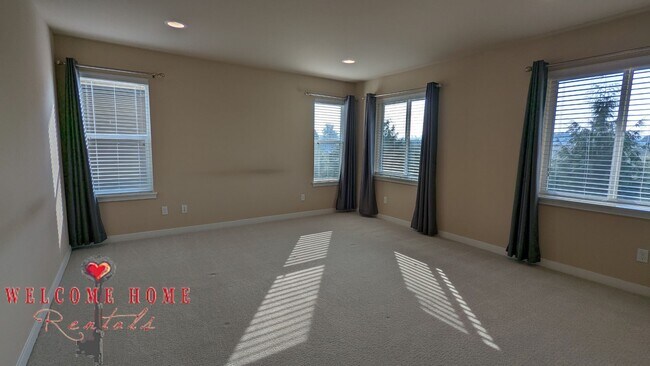 Building Photo - Beautiful open floorplan with FOUR large b...