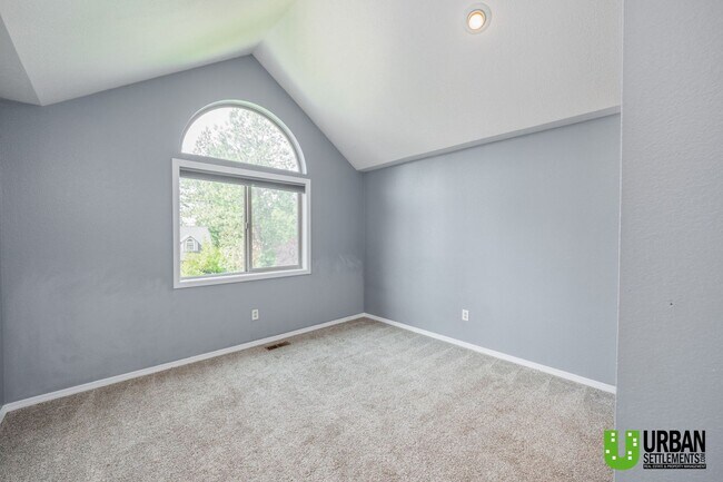 Building Photo - Spacious 4 bedroom and 3 bathroom house fo...