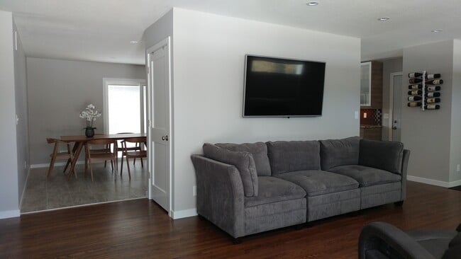 Building Photo - 2621 OAKRIDGE DR SW