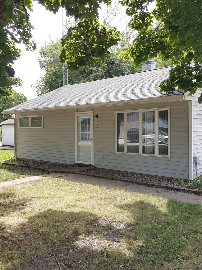 Primary Photo - 103 N Birch St