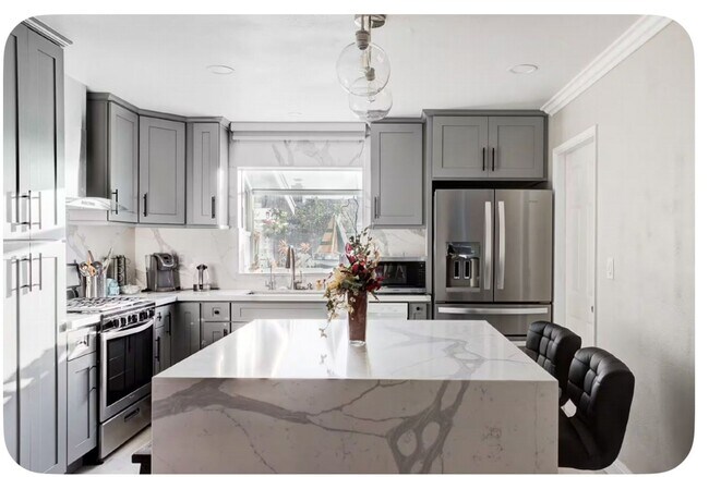 Building Photo - Furnished Home in HB