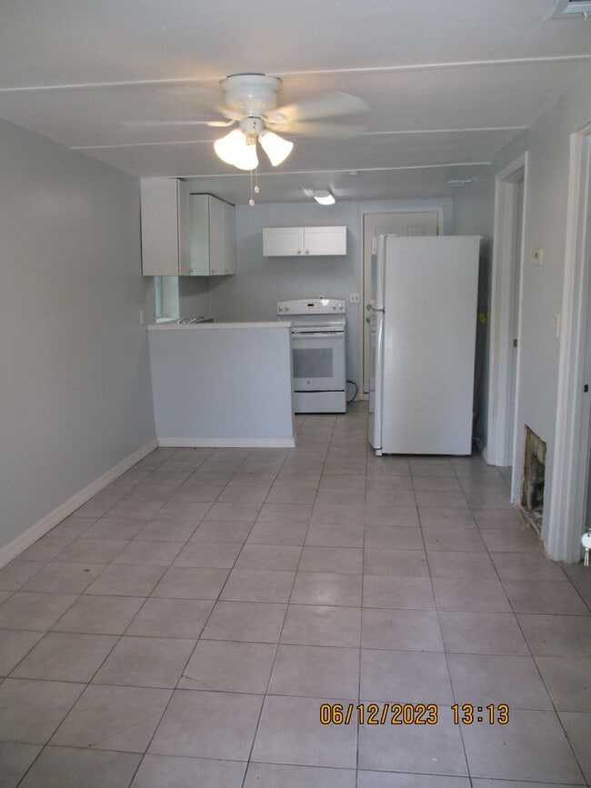 Building Photo - Cozy 2 bedroom, 1 bathroom one Deland