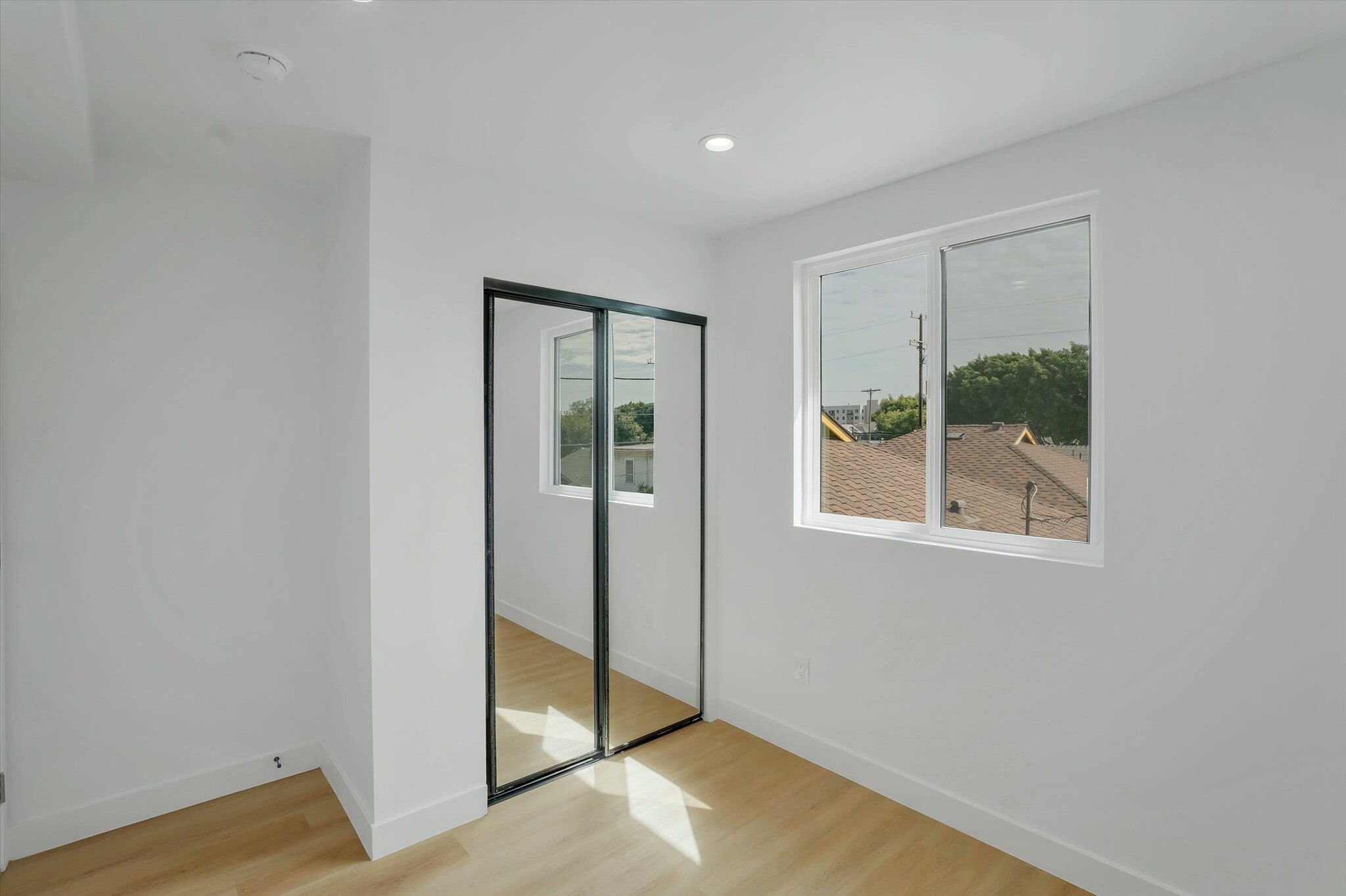 Building Photo - 2116 E 2nd St