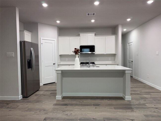 Building Photo - 533 Shoreview Dr