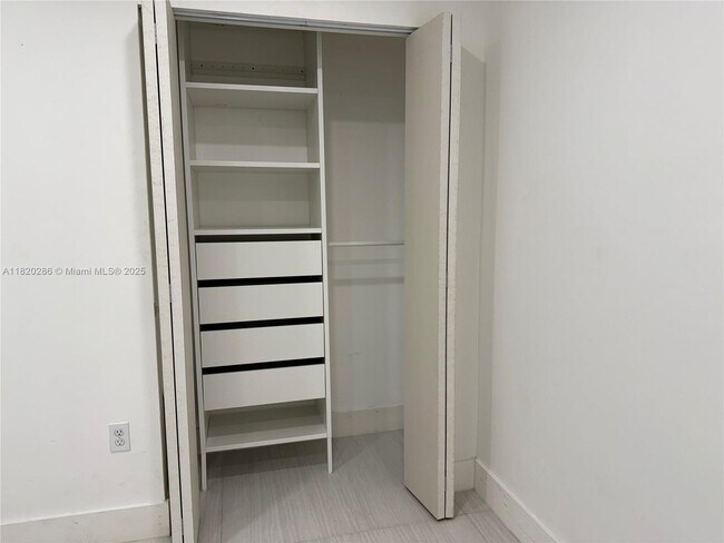 Building Photo - 9405 Fontainebleau Blvd