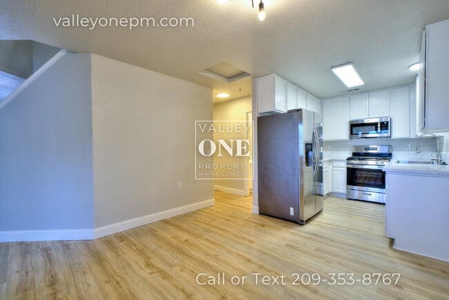 Building Photo - Rare vacancy opportunity in Turlock's finest and most desirable townhome complex!