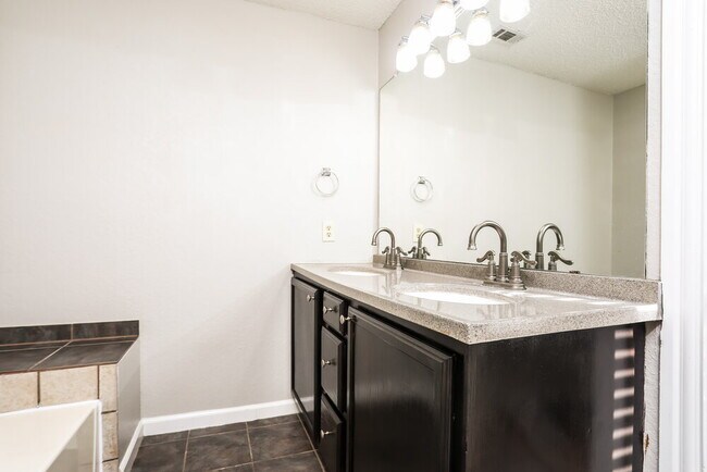 Building Photo - 4624 Goldrock Dr