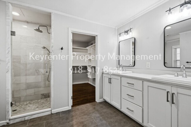 Building Photo - 3325 S Yorktown Ave
