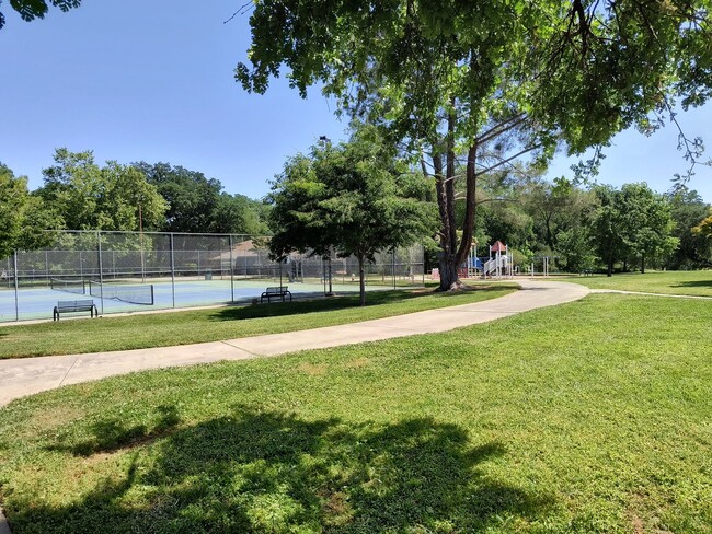 Building Photo - Newley Updated 4 bedroom, 2.5 bathroom Tow...