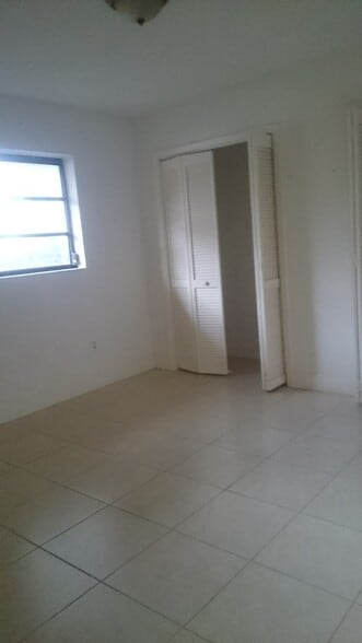 Building Photo - 2144 SW 17th St