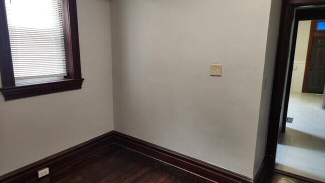 Building Photo - "Spacious 5-Bedroom Gem with 2 Full Baths in St. Louis – Your Ideal Family Home Awaits!"