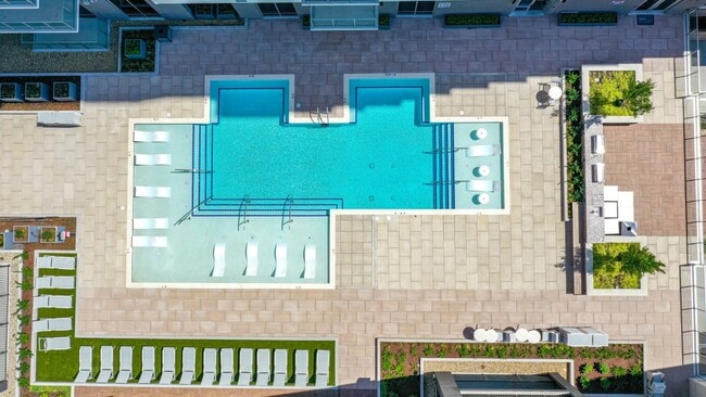 Building Photo - 500 W Trade St