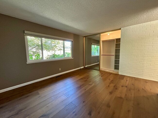 Building Photo - Welcome to this charming 3-bedroom, 2-bath home located in a desirable Oakmont 55+ adult community