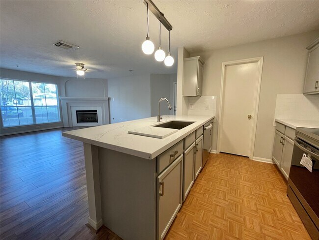 Building Photo - 8051 Bay Branch Dr