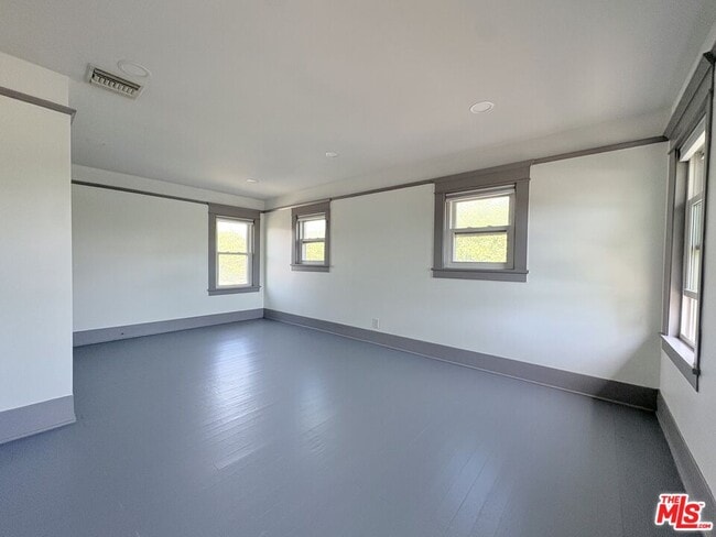 Building Photo - 613 N Lucerne Blvd