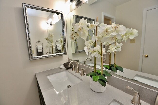 Building Photo - Waterfront Ranch Home - Excellent School Z...