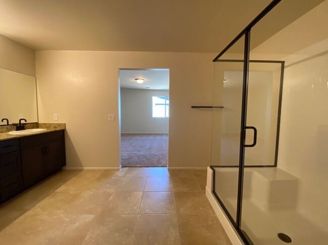 Building Photo - 4 BED 3 BATH Townhome, 1 LOFT, 2 GARAGES, GATED!