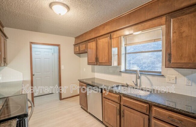 Building Photo - 1100 W Queens St