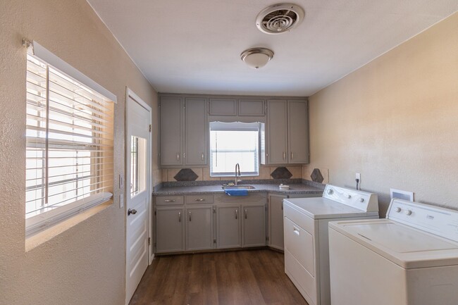 Building Photo - Cozy 3 Bed 2 Bath Home - Pets on Owner Approval!