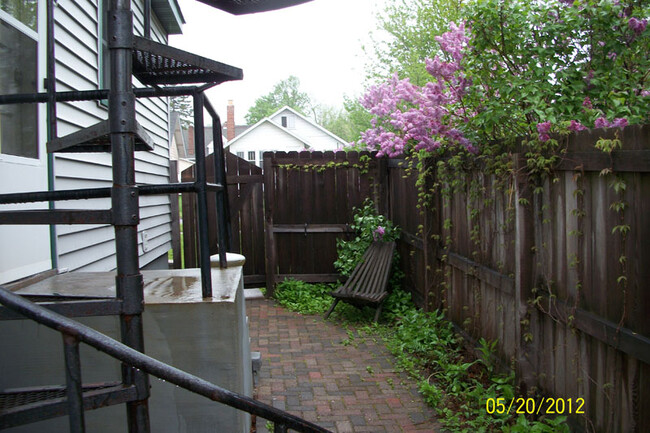 Courtyard and spiral staircase - 1902 Kent W Rd