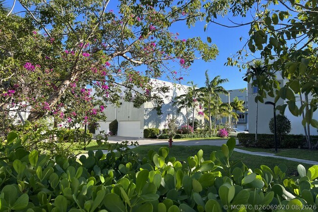 Building Photo - 405 NE 35th Ct