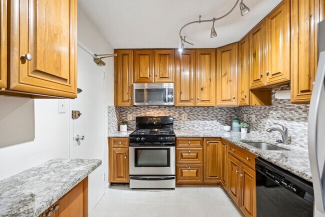 Building Photo - Incredible 2-Bedroom & 2-Bathroom in Pentagon City!