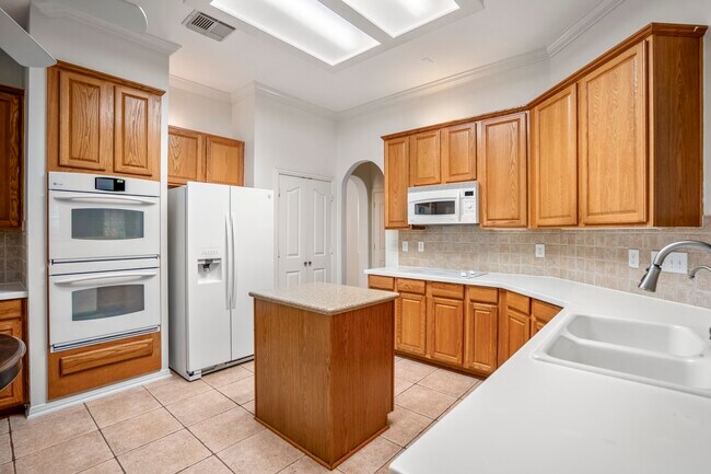 Building Photo - 15 Heron Hollow Ct