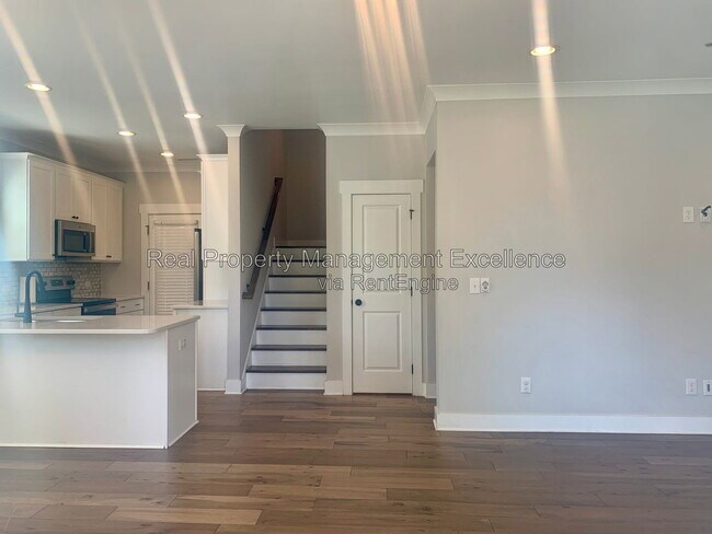 Building Photo - 443 Como Dr