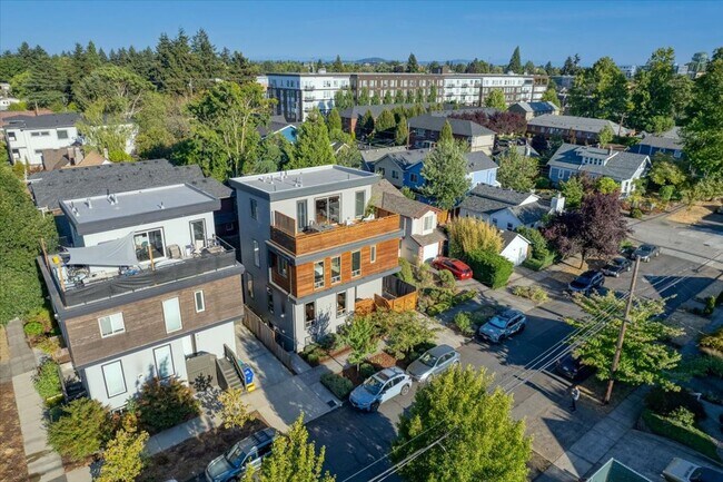 Building Photo - $500 off first month! Spacious, light-fill...