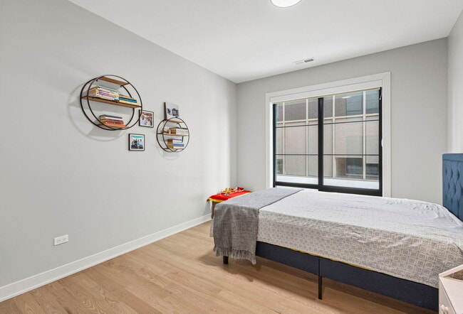 Building Photo - 6246 N Pulaski Rd