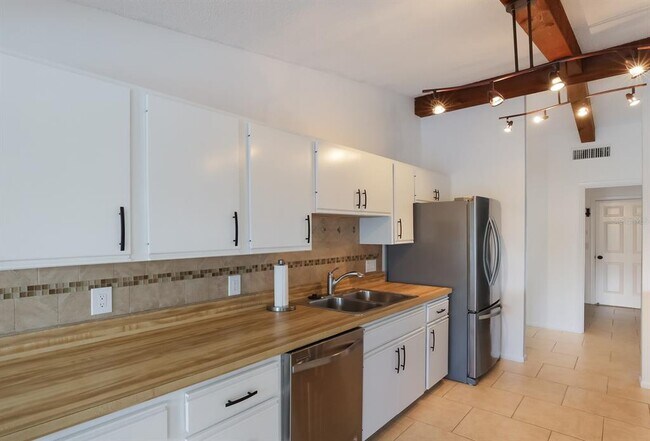 Building Photo - 5424 America Dr