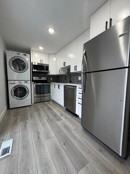 Kitchen - 664 E Ramona Ave